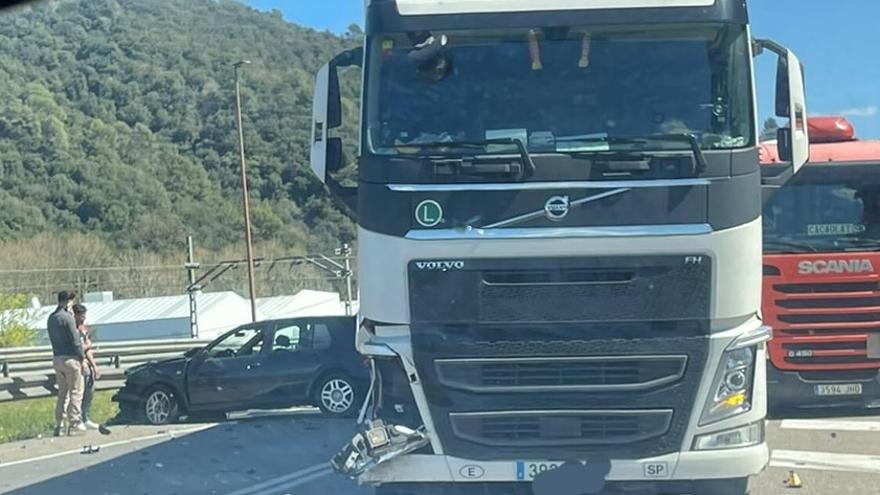 Retencions a la C-66 pel xoc d&#039;un tràiler i un cotxe a Girona