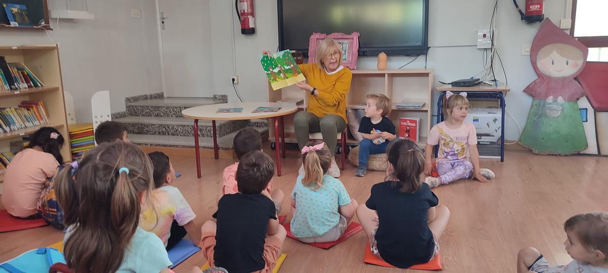 Leyendo un libro a los niños en un aula