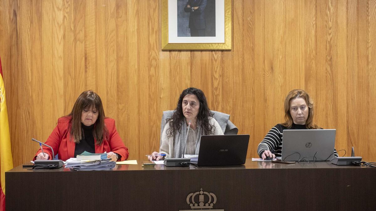 Desde la izquierda, la secretaria, la alcaldesa y la interventora del Concello de Cambre, durante un pleno.