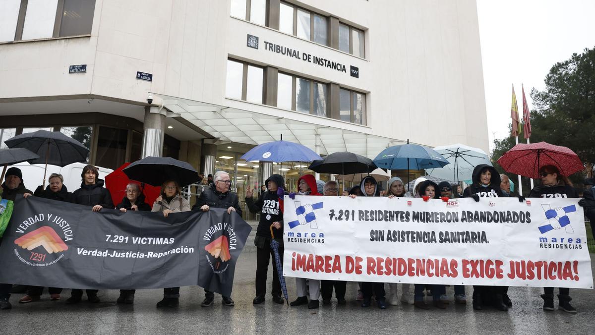 Concentración convocada por la Asociación 7.291 Verdad y Justicia frente a los juzgados de Plaza de Castilla.