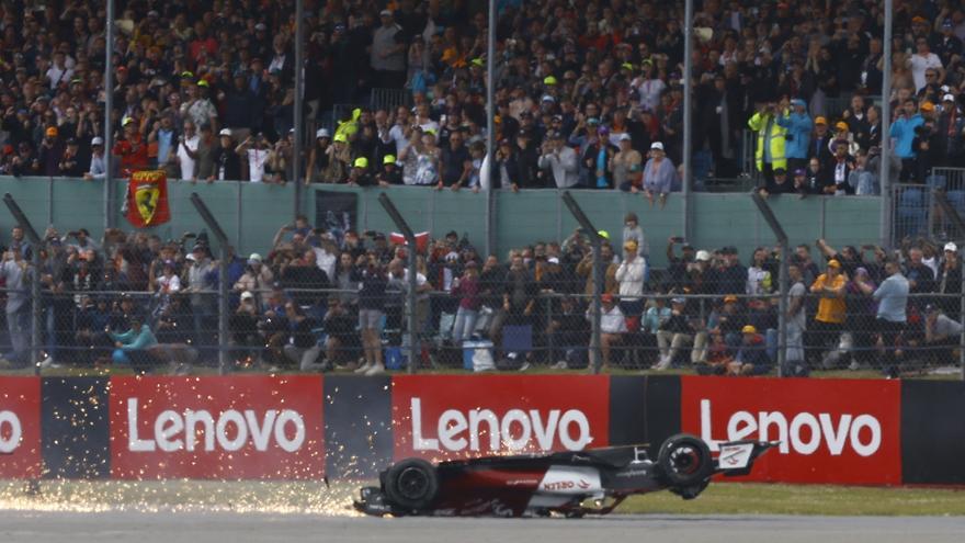 El halo salva la vida a Guanyu Zhou: espeluznante accidente en la salida del GP de Gran Bretaña