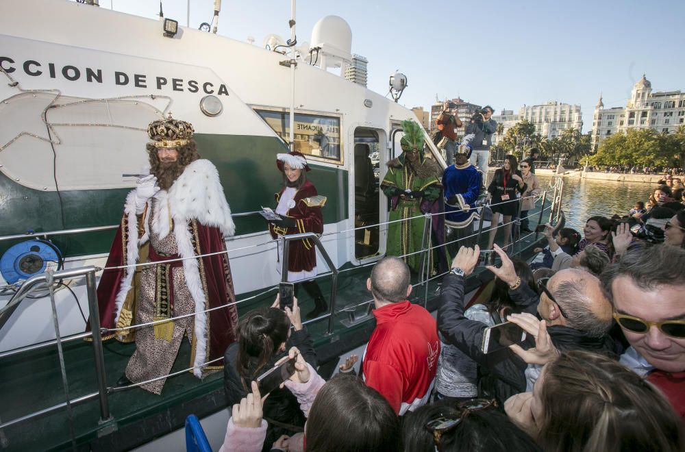 Los Reyes Magos llegan en barco y tocan tierra en las Escaleritas de la Reina.