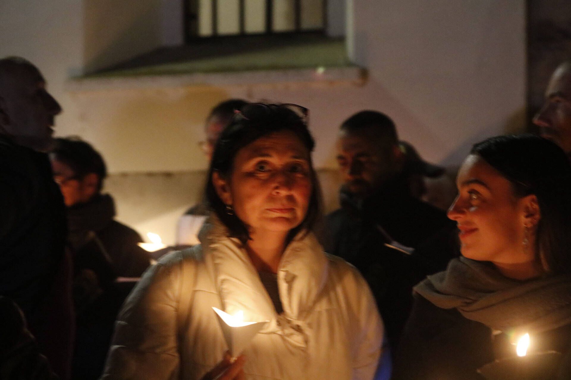 La procesión de las ánimas recorre el cementerio de San Atilano de Zamora con motivo de la noche de Difuntos y con la única iluminación de velas o faroles