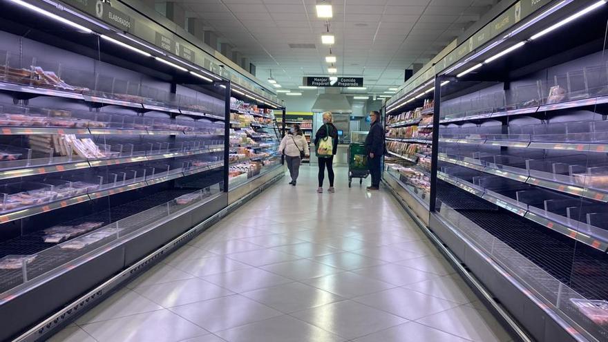 Estantes vacíos en los supermercados por un miedo infundado al desabastecimiento