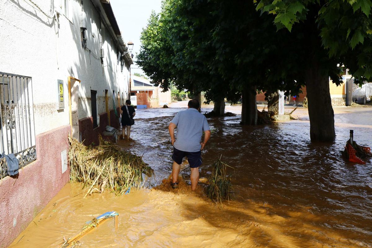 El entorno de la casa de Pedro durante la riada y un año después.
