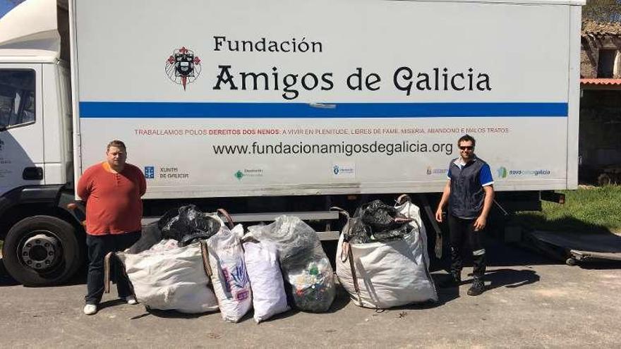 Entrega de sacos con tapones de plástico. // FdV