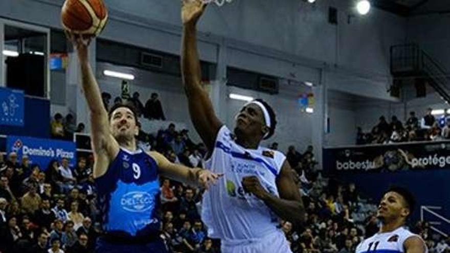 Un jugador del Guipuzkoa bloquea un tiro del Peixe. // Guipuzkoa Basket