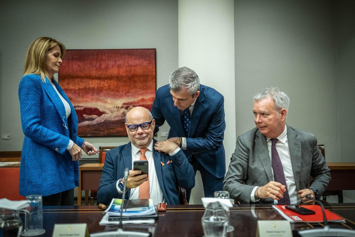 El vicepresidente Manuel Domínguez saluda al nacionalista José Miguel Barragán en presencia de Luz Reverón y Sebastián Franquis.