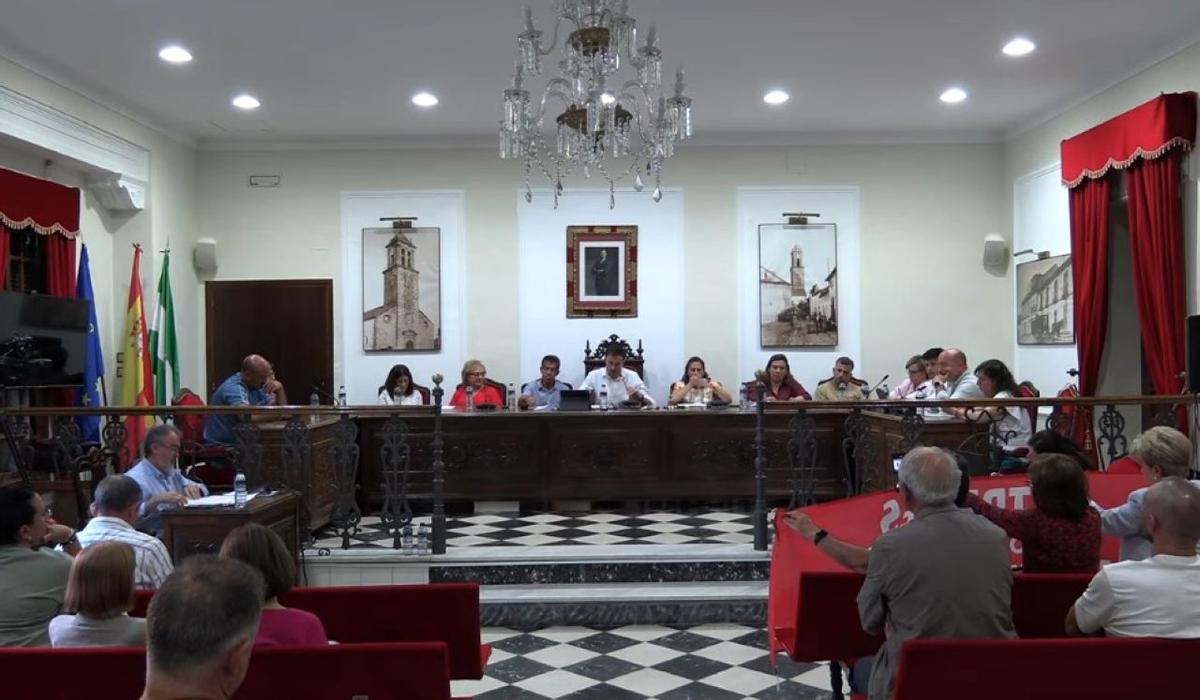 Miembros de la plataforma del tren asistieron al pleno celebrado en Villanueva de Córdoba.