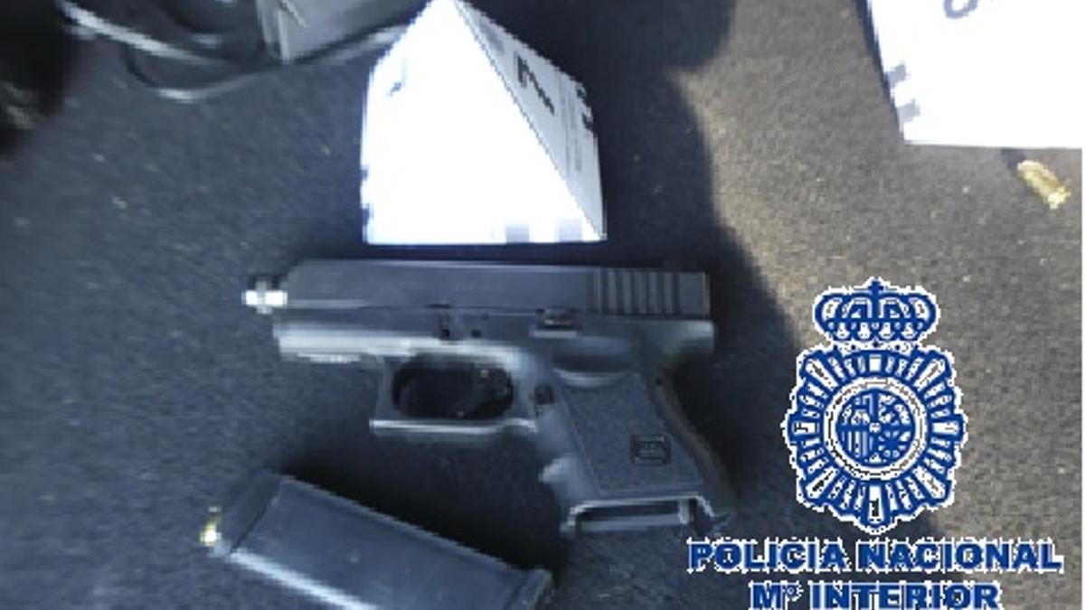 El detenido en Estepona llevaba una Glock semiautomática cargada.