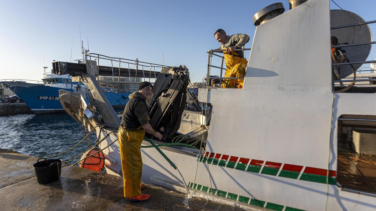 Buque de pesca en el puerto de Santa Pola, en una imagen de archivo.