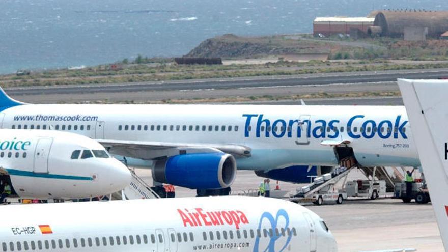 Aviones de Thomas Cook y otras compañías en Gran Canaria.
