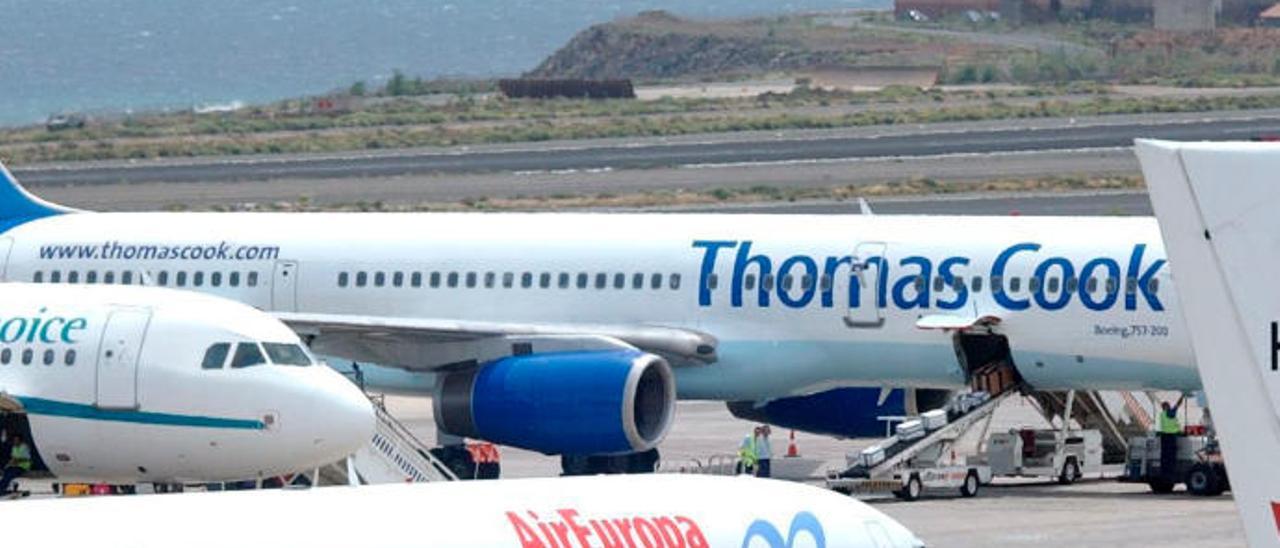 Aviones de Thomas Cook y otras compañías en Gran Canaria.