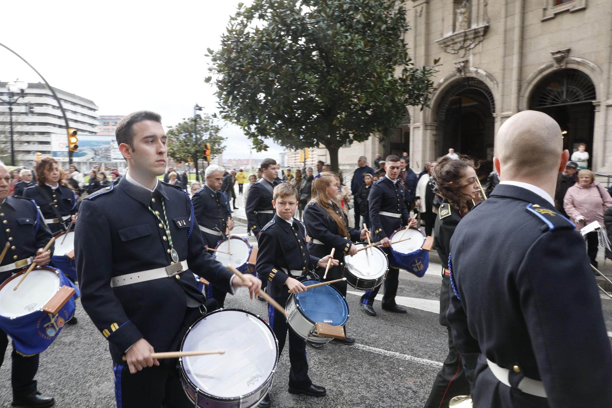 En imágenes: así fue el traslado de la Piedad en Gijón