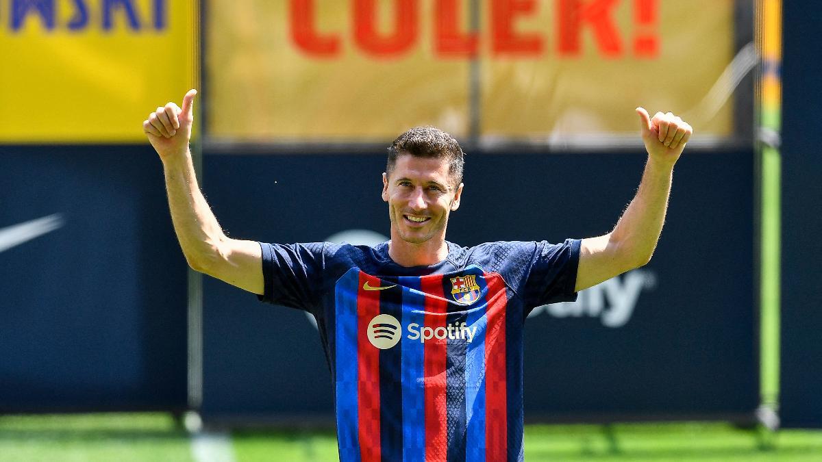 Así saltó Lewandowski al Camp Nou vestido de azulgrana