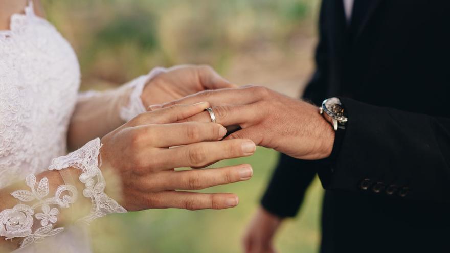 Los novios exigen el pago de 400 euros por persona para asistir a su boda y sus invitados se rebelan