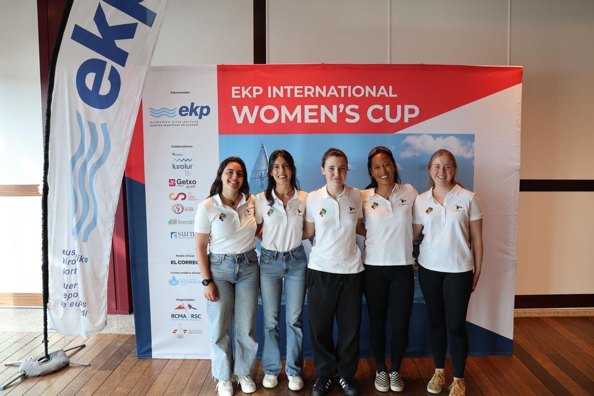 Las regatistas del Club Náutico Ibiza posan durante la celebración de la EKP Women´s Cup celebrada en Guetxto