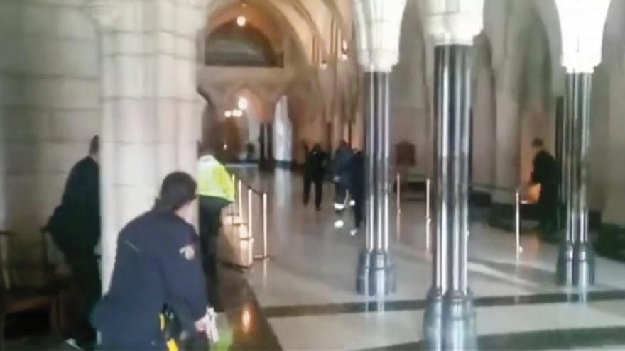 Agentes policiales durante un tiroteo con un terrorista en el interior del Parlamento canadiense.