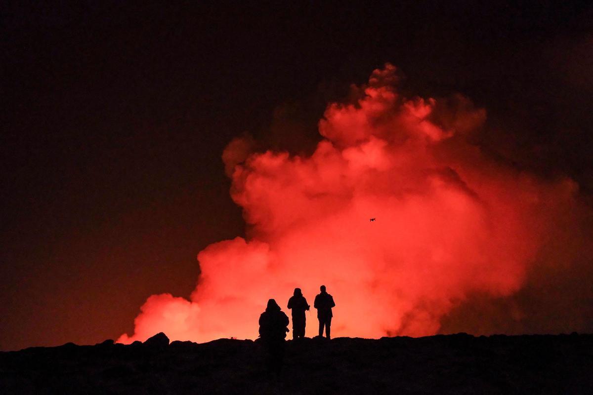 Se ve lava fundida desbordando la carretera que conduce al famoso destino turístico Laguna Azul cerca de Grindavik, en el oeste de Islandia, el 8 de febrero de 2023.