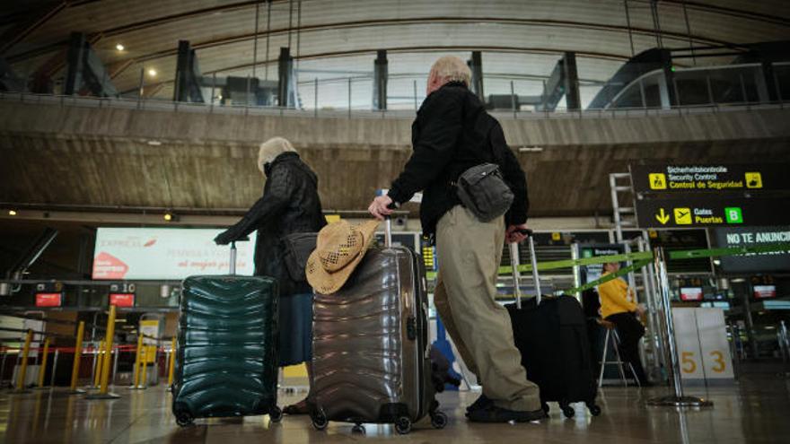 Varios pasajeros, en el aeropuerto de Tenerife Norte.