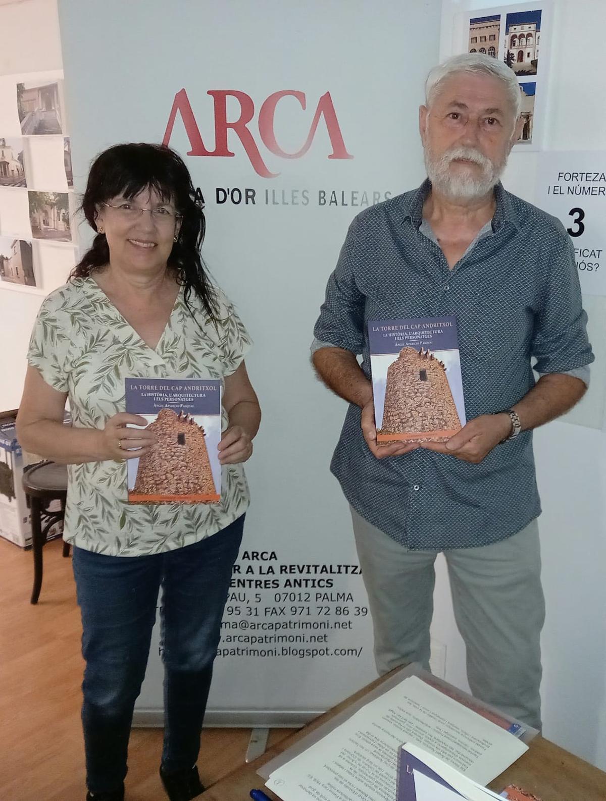 Angels Fermoselle, de Arca, junto a Àngel Aparicio, autor del libro.