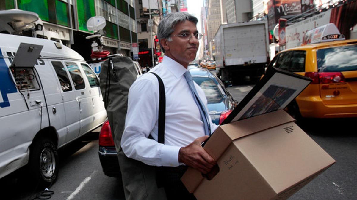 Un empleado de Lehman Brothers se lleva sus pertenencias en una caja de cartón tras la quiebra del banco, el 15 de septiembre del 2008.