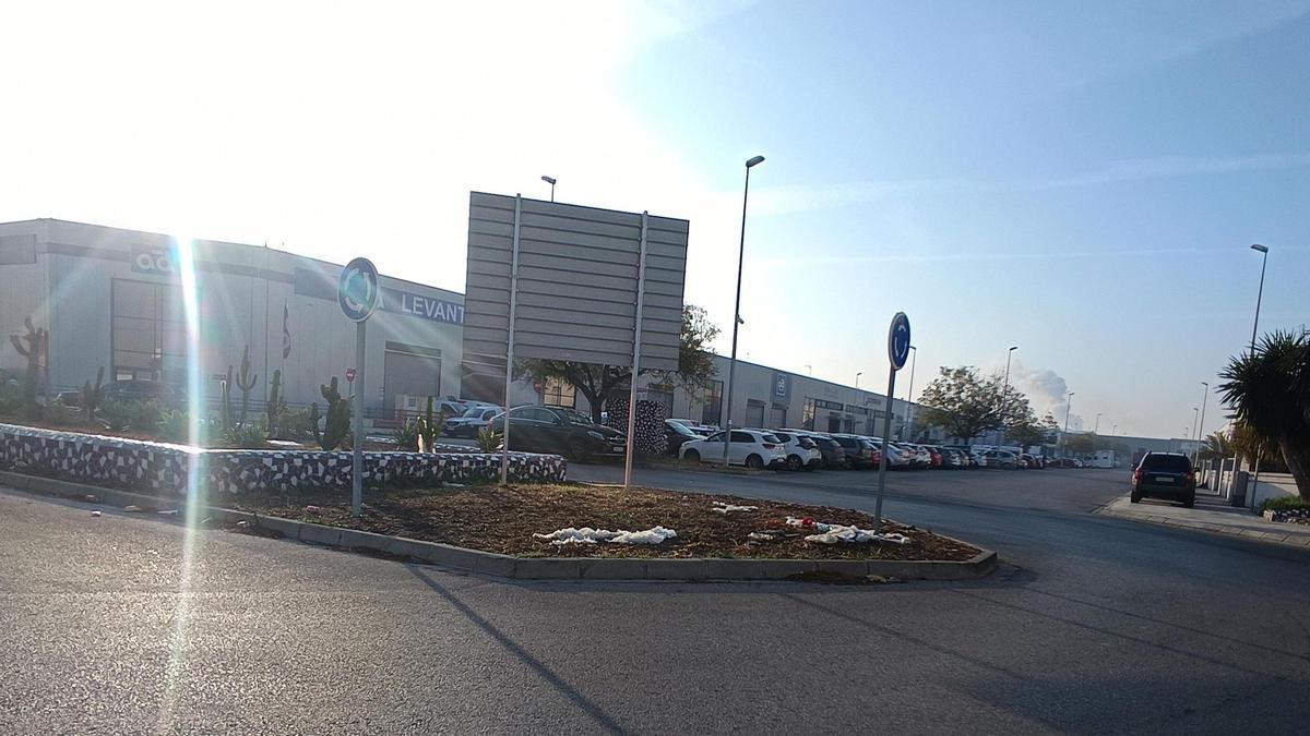Empresarios del poligono la Plana de Almassora denuncian deficiencias y suciedad: las imágenes