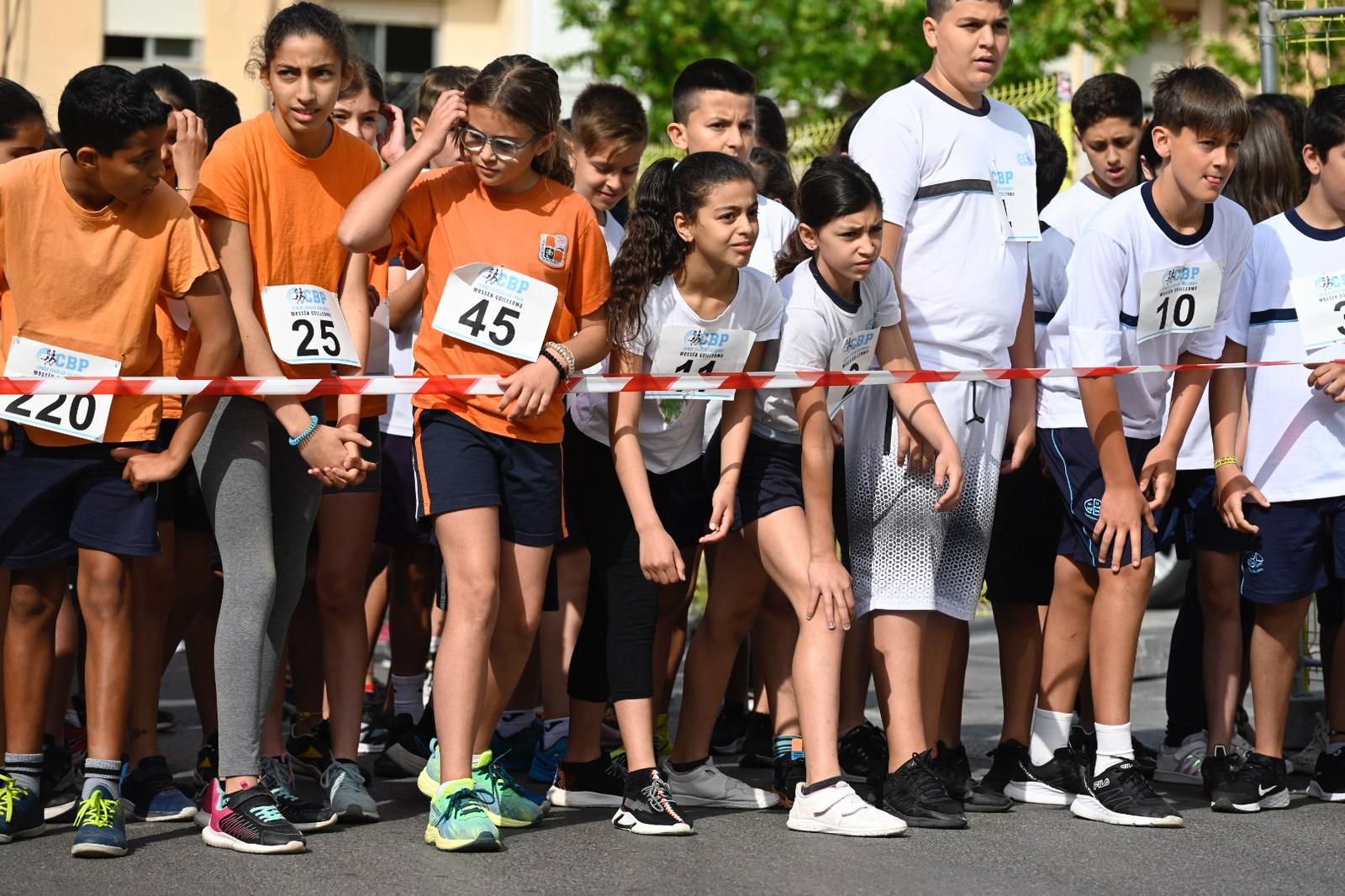 Escolares de Vila-real protagonizan una carrera solidaria en homenaje a mossén Guillermo