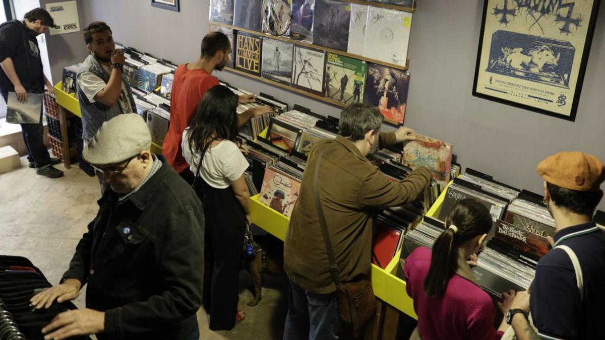 El Record Store Day en Palma, clientes buscando discos.