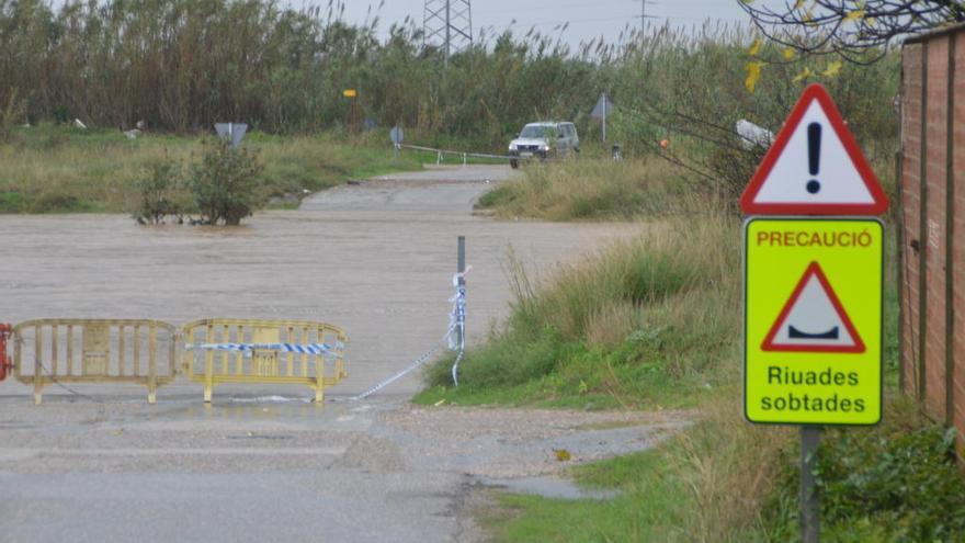 El pas tancat de la carretera de Vilatenim a El Far d&#039;Empordà.