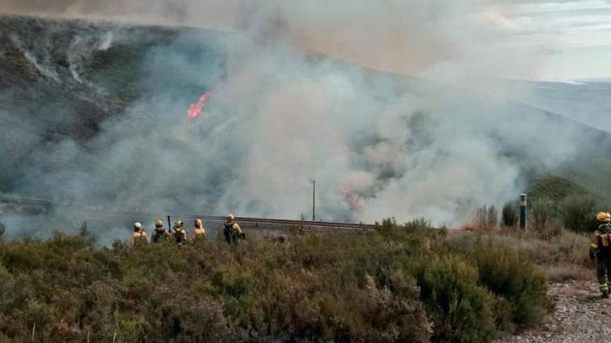 Sigue controlado el incendio del parque de O Xurés y vuelve a arder A Gudiña