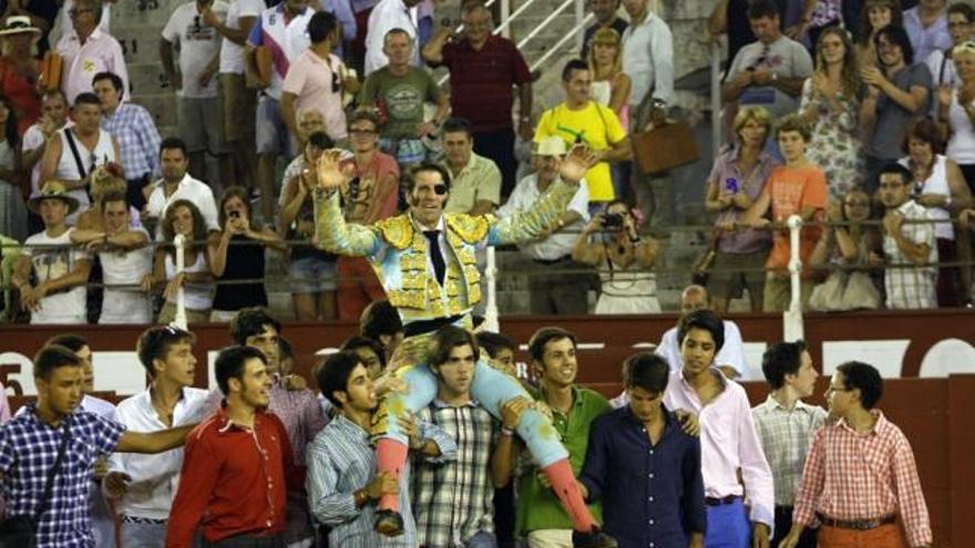 Juan José Padilla, en hombros en La Malagueta.