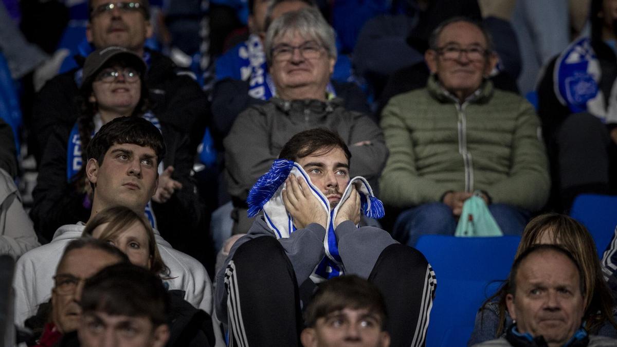 Aficionados del Real Zaragoza en el Ibercaja Estadio durante el partido ante el Real Zaragoza.