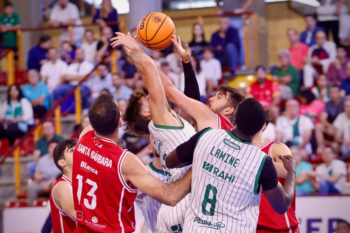 Una lucha por el rebote en el derbi Coto-CB Jaén del pasado mes de octubre.