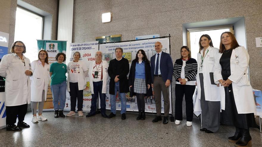 Acto ayer en el Hospital Provincial en el que se entregó el premio del concurso escolar de Adrovi sobre donaciones .