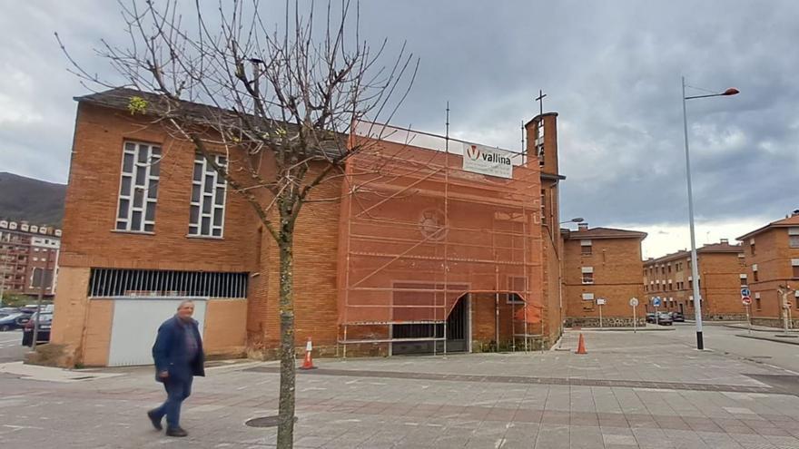 La iglesia de Santa Marina, ayer, en obras. | D. M.