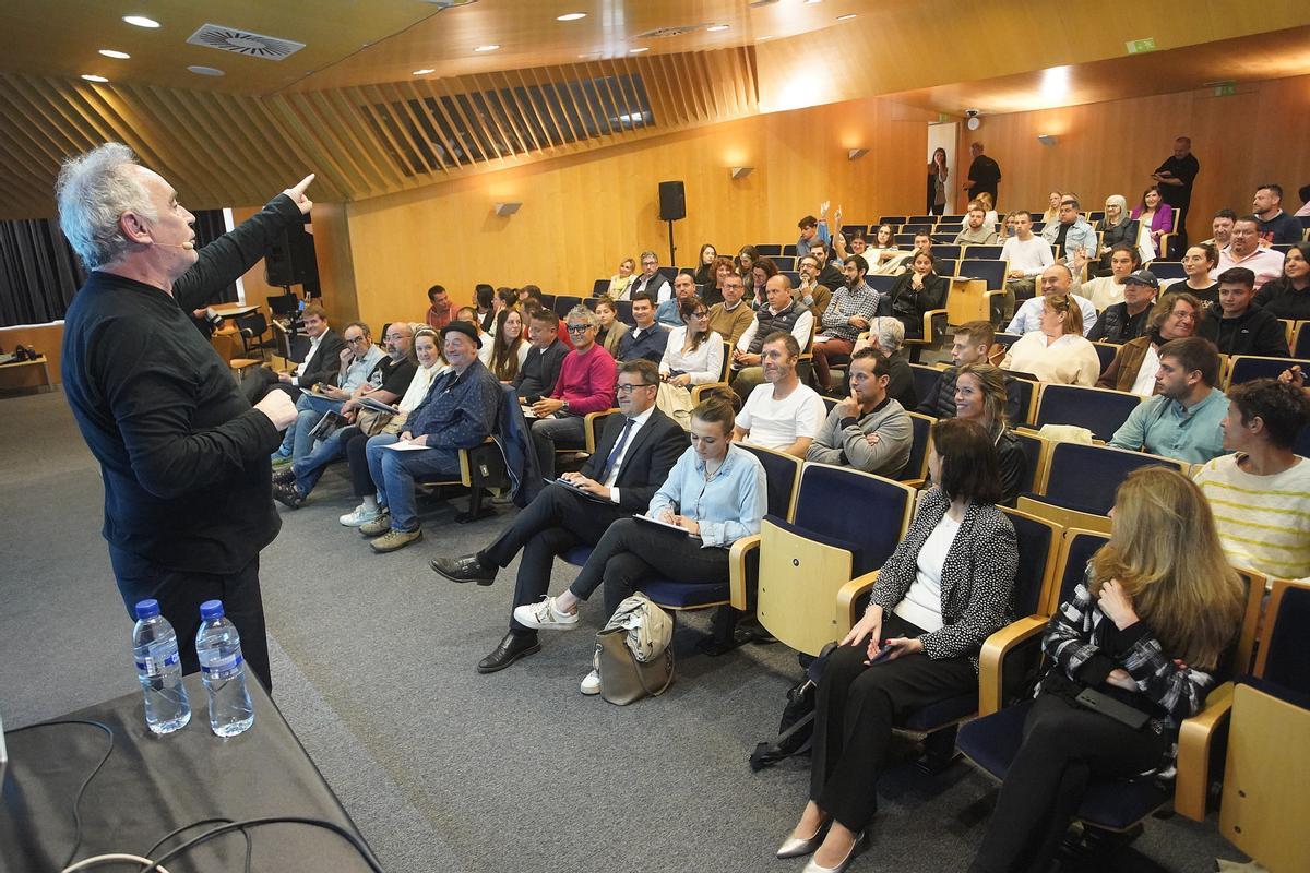 CaixaBank inaugura a Girona un curs de gestió per a hostalers de la mà de Ferran Adrià