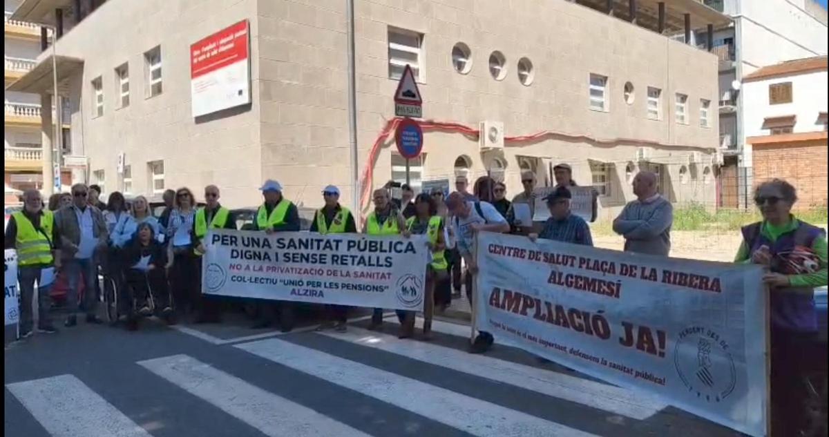 Protesta frente al centro de salud de la Plaça de la Ribera.
