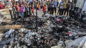 Archivo - Palestinos inspeccionan tiendas de campaña destruidas por un bombardeo del Ejército de Israel contra la zona humanitaria de Al Mauasi, en la Franja de Gaza (archivo)