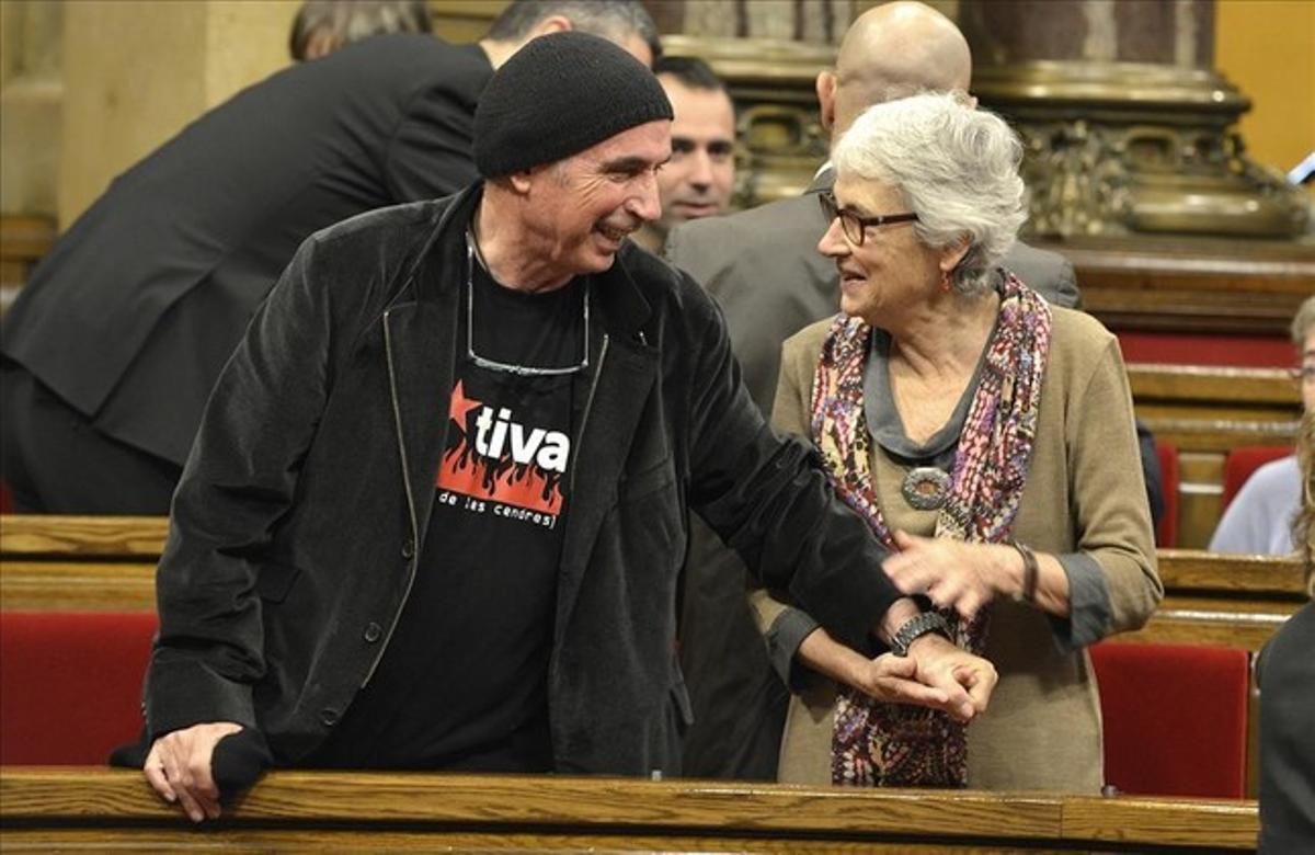 Muriel Casals amb Lluís Llach als escons del Parlament de Catalunya el 2015.