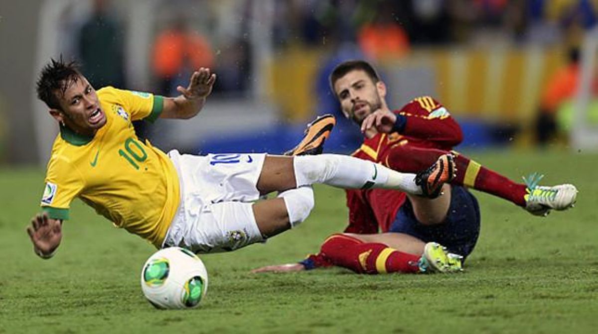 Piqué fa caure Neymar, acció que motiva la seva expulsió.