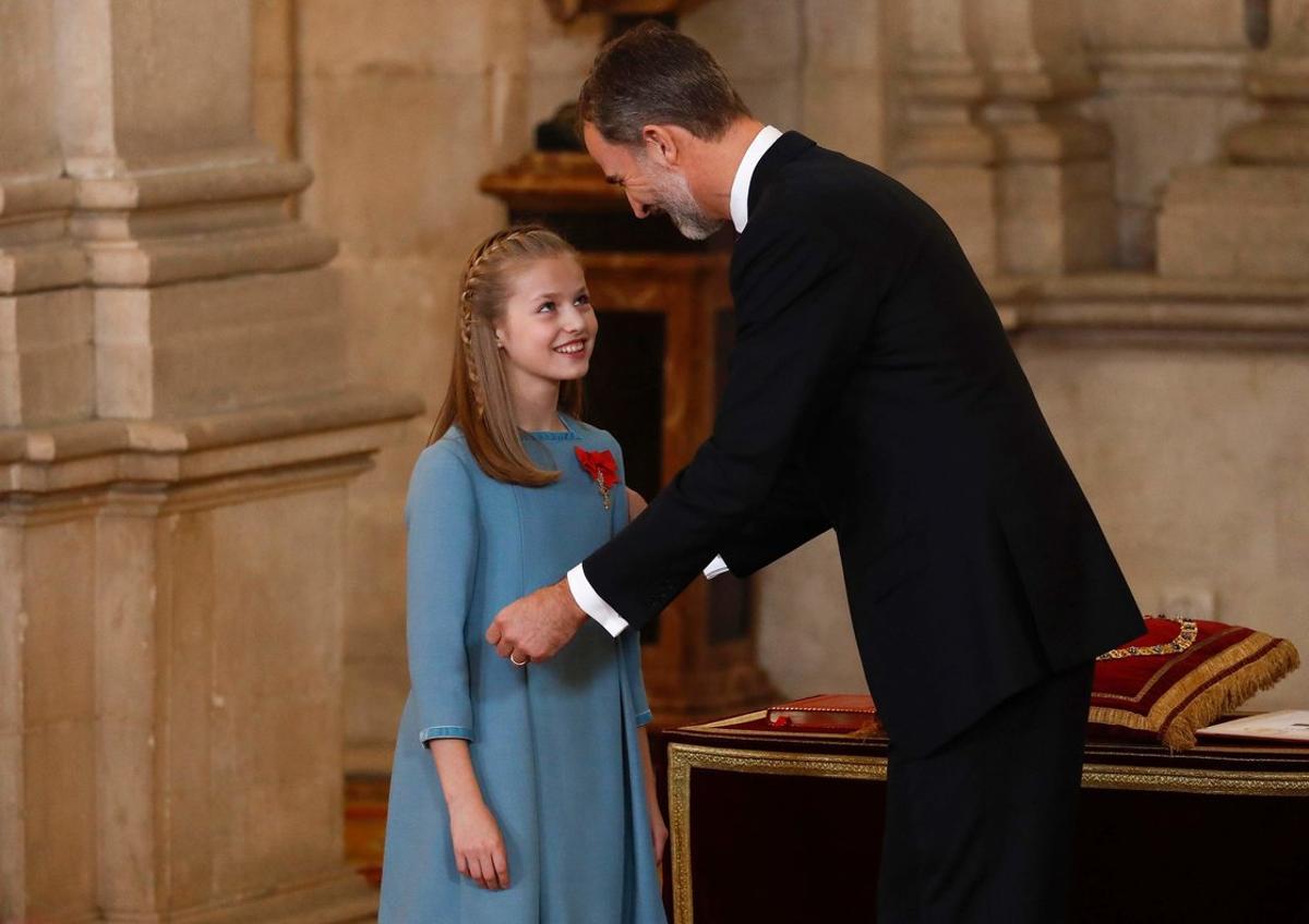 Felipe VI le impone el Toisón de Oro, la orden que data de 1430, a su hija, en el Palacio Real de Madrid, el 30 de enero del 2018.