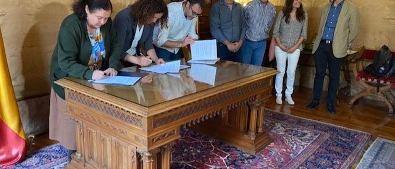 Firma del acuerdo entre De la Concha, Cladera y Oliver.