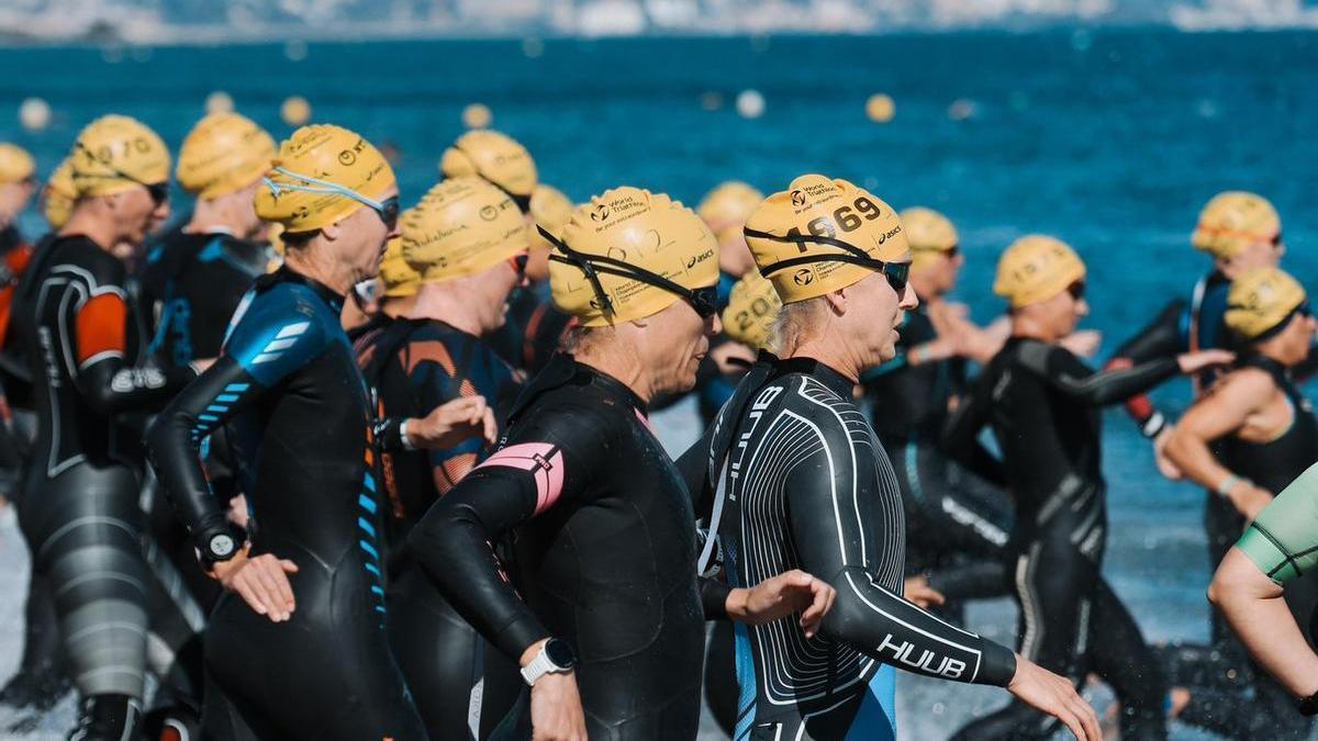 Participantes en la prueba de nado del Campeonato del Mundo de Triatlón de Torremolinos.