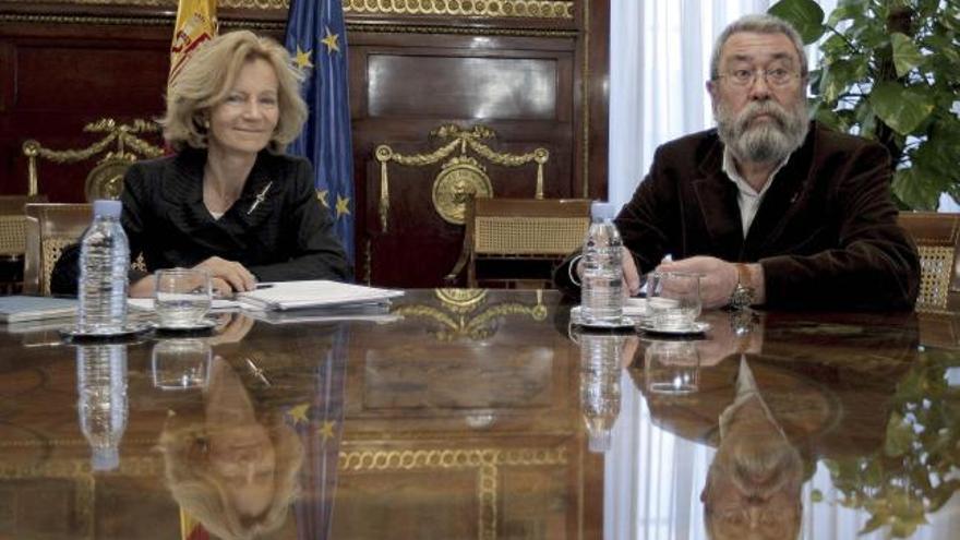 Elena Salgado y Cándido Méndez durante la reunión que mantuvieron ayer.