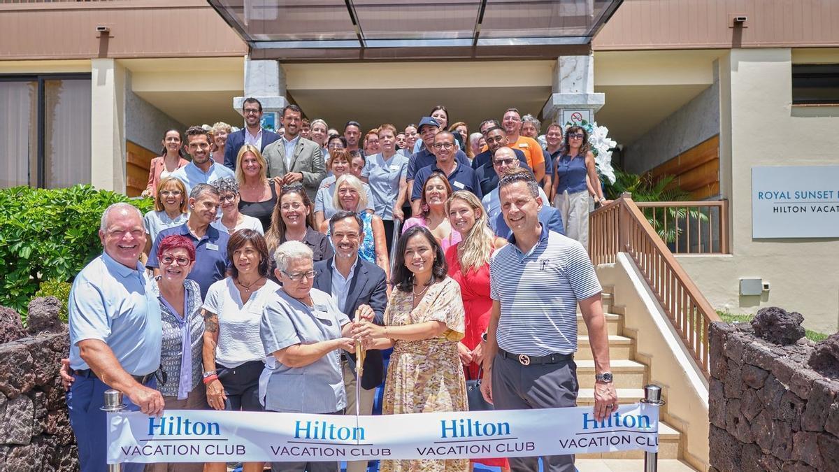 Momento del simbolico corte de la cinta para inaugurar uno de los nuevos hoteles de Hilton en Costa Adeje