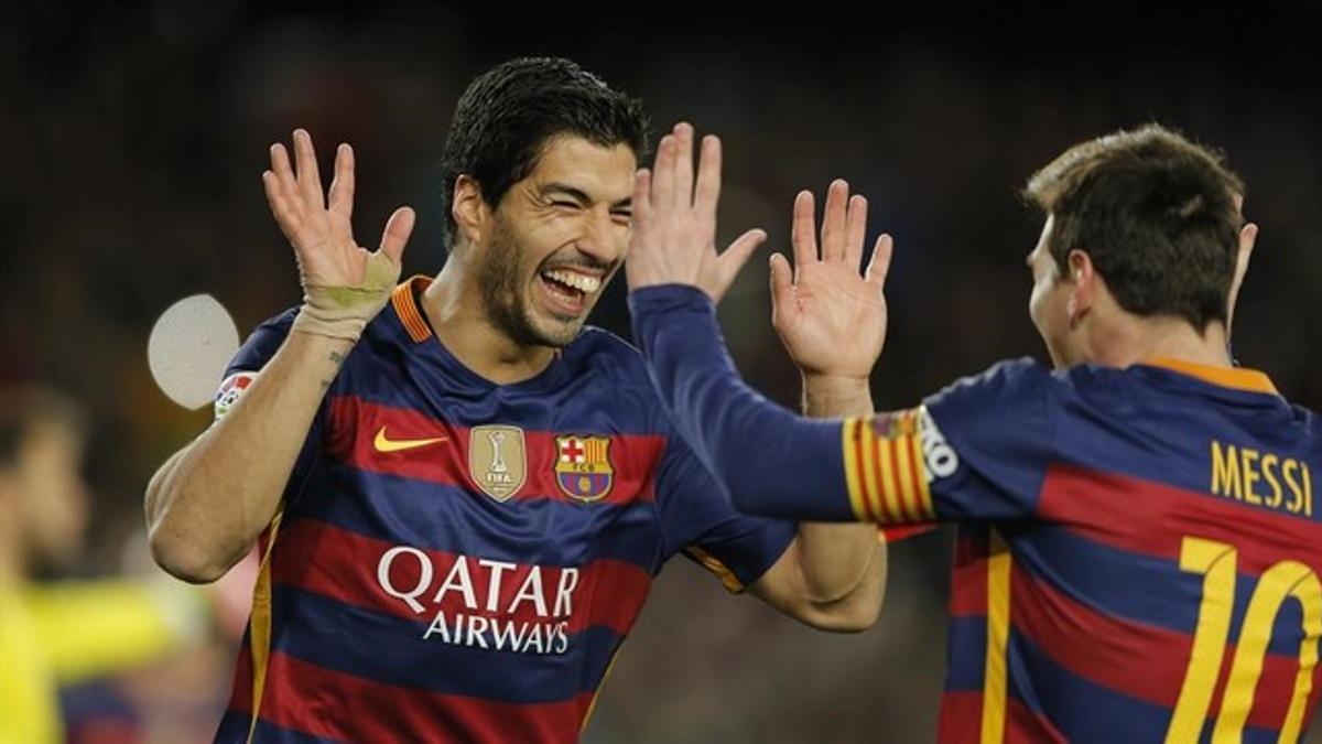 Messi y Suárez celebran el penalti indirecto ante el Celta