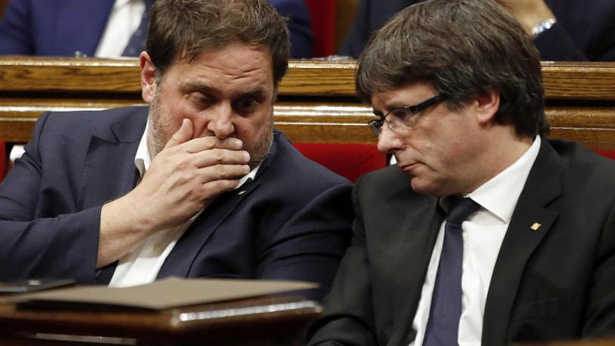 Junqueras y Puigdemont en el Parlament.