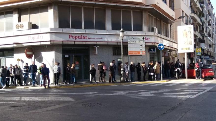 Colas esta mañana, en la administración de Lotería Manises