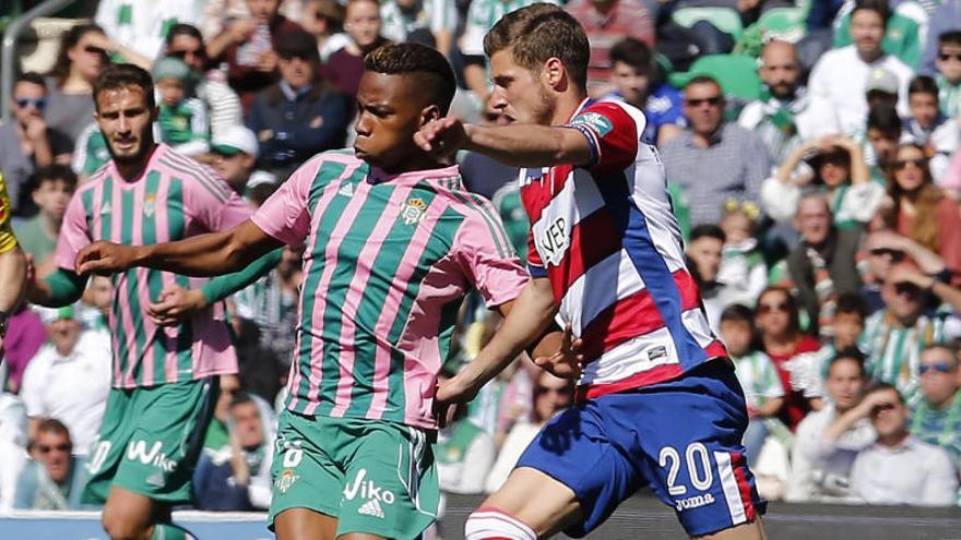 Rubén Pérez disputa el balón con el belga del Betis Musond.